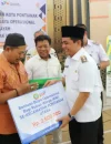 Wakil Wali Kota Pontianak Bahasan menyerahkan secara simbolis bantuan operasional kepada ketua RT dan RW di Pontianak Utara.