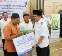 Wakil Wali Kota Pontianak Bahasan menyerahkan secara simbolis bantuan operasional kepada ketua RT dan RW di Pontianak Utara.
