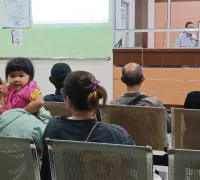 Apoteker Abdurrachman memberikan edukasi penggunaan obat maag yang aman kepada masyarakat di RSUD SSMA Kota Pontianak, Rabu (3/12/2025).