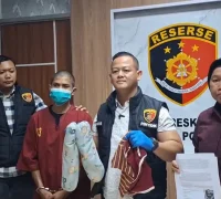 Tersangka MD, pria 22 tahun pelaku penganiayaan balita, saat diamankan polisi di Polresta Pontianak.