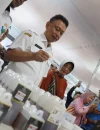 Wali Kota Pontianak Edi Rusdi Kamtono melihat produk-produk UMKM yang dipamerkan dalam Gebyar UMKM 'Promosi dan Pemasaran Produk Lokal' di Area Parkir Ayani Megamal
