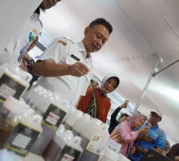 Wali Kota Pontianak Edi Rusdi Kamtono melihat produk-produk UMKM yang dipamerkan dalam Gebyar UMKM 'Promosi dan Pemasaran Produk Lokal' di Area Parkir Ayani Megamal