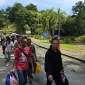 Petugas KJRI Kuching mendampingi pemulangan 51 WNI bermasalah dari Sarawak melalui PLBN Entikong.