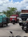 Truk kontainer mogok menutup jalur utama Trans-Kalimantan menuju Sungai Ambawang.