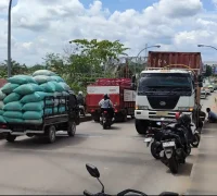 Truk kontainer mogok menutup jalur utama Trans-Kalimantan menuju Sungai Ambawang.
