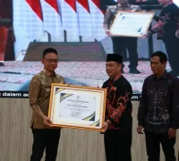 Wali Kota Pontianak Edi Rusdi Kamtono menerima piagam penghargaan atas dukungan pembentukan Posbakum di tingkat kelurahan.