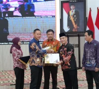 Gubernur Kalbar Ria Norsan meresmikan 2.145 Pos Bantuan Hukum Desa dan Kelurahan se-Kalimantan Barat di Balai Petitih Pontianak.