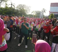 Wali Kota Pontianak Edi Rusdi Kamtono berbaur bersama peserta senam massal yang digelar KORMI Kota Pontianak di Halaman Museum Kalbar.