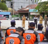 Wali Kota Pontianak Edi Rusdi Kamtono memberikan arahan kepada jajaran dari Dinas Perhubungan, Satpol PP dan BPBD Kota Pontianak, dalam pengamanan menjelang Natal 2025 dan Tahun Baru 2026.