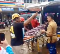 Wali Kota Pontianak Edi Rusdi Kamtono memantau dan mengevakuasi warga terdampak banjir rob di Pontianak Barat, Senin (8/12).