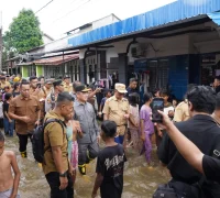 Gubernur Kalbar Ria Norsan dan Wali Kota Pontianak Edi Rusdi Kamtono meninjau lokasi terdampak banjir rob di Jalan Alpokat Indah Kelurahan Sungai Beliung Kecamatan Pontianak Barat.