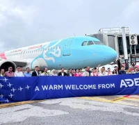 Peresmian penerbangan langsung Kuching–Shenzhen oleh maskapai LoongAir di Bandara Kuching, disambut pejabat Sarawak dan Konsul Jenderal China.