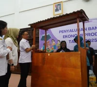 Wali Kota Pontianak Edi Rusdi Kamtono menyerahkan secara simbolis bantuan gerobak lewat program Usaha Ekonomi Produktif (UEP) 2025.