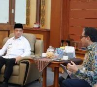 Gubernur Kalbar Ria Norsan saat membahas usulan program strategis infrastruktur bersama Balai PUPR