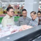 Menteri Perdagangan RI Budi Santoso, didampingi Wali Kota Pontianak Edi Rusdi Kamtono meninjau harga dan ketersediaan bahan pokok di Pasar Flamboyan dan Pasar Swalayan Mitra Anda.