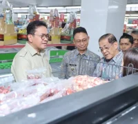 Menteri Perdagangan RI Budi Santoso, didampingi Wali Kota Pontianak Edi Rusdi Kamtono meninjau harga dan ketersediaan bahan pokok di Pasar Flamboyan dan Pasar Swalayan Mitra Anda.
