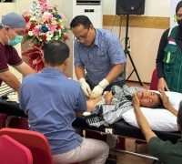 Anak-anak peserta Khitan Massal Gratis yang digelar Dompet Ummat bekerja sama dengan Pemerintah Kota Pontianak tengah dikhitan oleh tenaga medis.