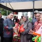 Gubernur Kalimantan Barat Ria Norsan membuka Gerakan Pangan Murah di Kabupaten Sintang jelang Natal dan Tahun Baru