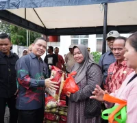 Gubernur Kalimantan Barat Ria Norsan membuka Gerakan Pangan Murah di Kabupaten Sintang jelang Natal dan Tahun Baru