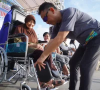 Wali Kota Pontianak Edi Rusdi Kamtono menyerahkan bantuan kursi roda kepada warga lansia di Hari Kesetiakawanan Nasional (HKSN) 2025.