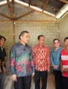 Gubernur Ria Norsan meninjau pembangunan bedah rumah di Desa Mekar Jaya, Sintang.