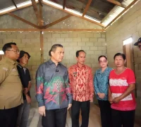 Gubernur Ria Norsan meninjau pembangunan bedah rumah di Desa Mekar Jaya, Sintang.