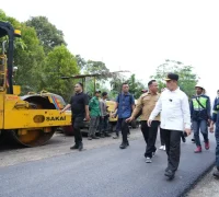 Gubernur Ria Norsan meninjau progres pembangunan ruas jalan Simpang Medang-Nanga Mau, Sintang