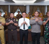 Forkopimda Kota Pontianak menggelar rapat koordinasi dalam rangka persiapan pengamanan perayaan Malam Natal 2025 dan Tahun Baru 2026.