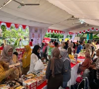 Warga mengantre untuk mendapatkan paket sembako murah di Operasi Pasar Kecamatan Pontianak Kota.