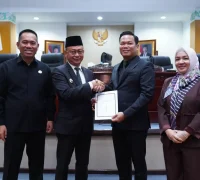 Wali Kota Pontianak Edi Rusdi Kamtono menyampaikan jawaban fraksi DPRD