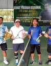 Tim Tenis Pemkot Pontianak Ganda Putra Eksekutif (kiri) usai berlaga di Open Turnamen Tenis Lapangan Pelti se-Kalbar.
