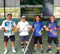 Tim Tenis Pemkot Pontianak Ganda Putra Eksekutif (kiri) usai berlaga di Open Turnamen Tenis Lapangan Pelti se-Kalbar.