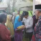 Wakil Wali Kota Pontianak Bahasan menyerahkan secara simbolis paket sembako di Operasi Pasar Murah di Halaman Kantor Camat Pontianak Utara.