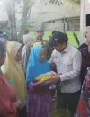 Wakil Wali Kota Pontianak Bahasan menyerahkan secara simbolis paket sembako di Operasi Pasar Murah di Halaman Kantor Camat Pontianak Utara.