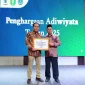 Asisten Pemerintahan dan Kesra Ismail dan Kepala Dinas Lingkungan Kota Pontianak Syarif Usmulyono, usai menerima piagam penghargaan Adiwiyata Kalbar 2025.