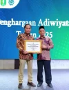 Asisten Pemerintahan dan Kesra Ismail dan Kepala Dinas Lingkungan Kota Pontianak Syarif Usmulyono, usai menerima piagam penghargaan Adiwiyata Kalbar 2025.