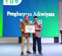 Asisten Pemerintahan dan Kesra Ismail dan Kepala Dinas Lingkungan Kota Pontianak Syarif Usmulyono, usai menerima piagam penghargaan Adiwiyata Kalbar 2025.