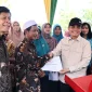 Wakil Wali Kota Pontianak Bahasan menyerahkan bantuan alat dan mesin pertanian kepada para petani.