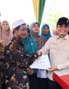 Wakil Wali Kota Pontianak Bahasan menyerahkan bantuan alat dan mesin pertanian kepada para petani.