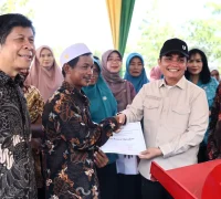 Wakil Wali Kota Pontianak Bahasan menyerahkan bantuan alat dan mesin pertanian kepada para petani.