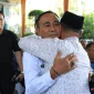 Gubernur Kalimantan Barat Ria Norsan berpelukan dengan Wakil Gubernur Krisantus Kurniawan dalam suasana hangat saat peringatan ulang tahun ke-58 di Pontianak.