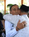 Gubernur Kalimantan Barat Ria Norsan berpelukan dengan Wakil Gubernur Krisantus Kurniawan dalam suasana hangat saat peringatan ulang tahun ke-58 di Pontianak.
