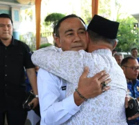 Gubernur Kalimantan Barat Ria Norsan berpelukan dengan Wakil Gubernur Krisantus Kurniawan dalam suasana hangat saat peringatan ulang tahun ke-58 di Pontianak.