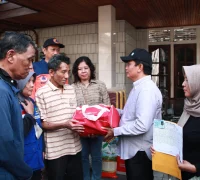 Wakil Wali Kota Pontianak Bahasan menyerahkan bantuan darurat kepada warga korban kebakaran di Gang Sa'aman.