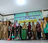 Wakil Wali Kota Pontianak Bahasan menyerahkan secara simbis bantuan alat-alat kebersihan untuk gotong royong.