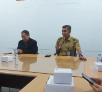 Kepala Dinas Tenaga Kerja Kota Pontianak Iwan Amriady memimpin rapat pembahasan UMK Pontianak Tahun 2026 bersama Dewan Pengupahan Kota Pontianak.