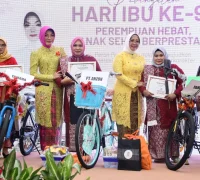 Foto bersama para ibu inspiratif yang menerima piagam dan sepeda di Hari Ibu ke-97.
