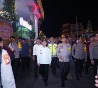 Kapolda Kalbar Irjen Pol Pipit Rismanto, Gubernur Kalbar Ria Norsam dan Wali Kota Pontianak Edi Rusdi Kamtono beserta jajaran Forkopimda Provinsi Kalbar memantau langsung pos pengamanan malam Natal di sejumlah titik.