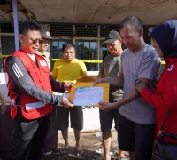 Wali Kota Pontianak Edi Rusdi Kamtono menyerahkan bantuan bagi korban kebakaran di Gang Kali Landak Jalan Selat Panjang Kecamatan Pontianak Utara.