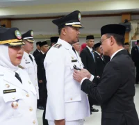 Wali Kota Pontianak Edi Rusdi Kamtono melantik 32 pejabat administrator dan 27 pejabat pengawas serta sejumlah kepala sekolah, kepala puskesmas hingga pejabat fungsional.